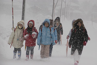 吹雪の下校08.2.13_2.jpg