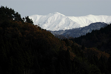 飯豊連峰冠雪jpg.jpg